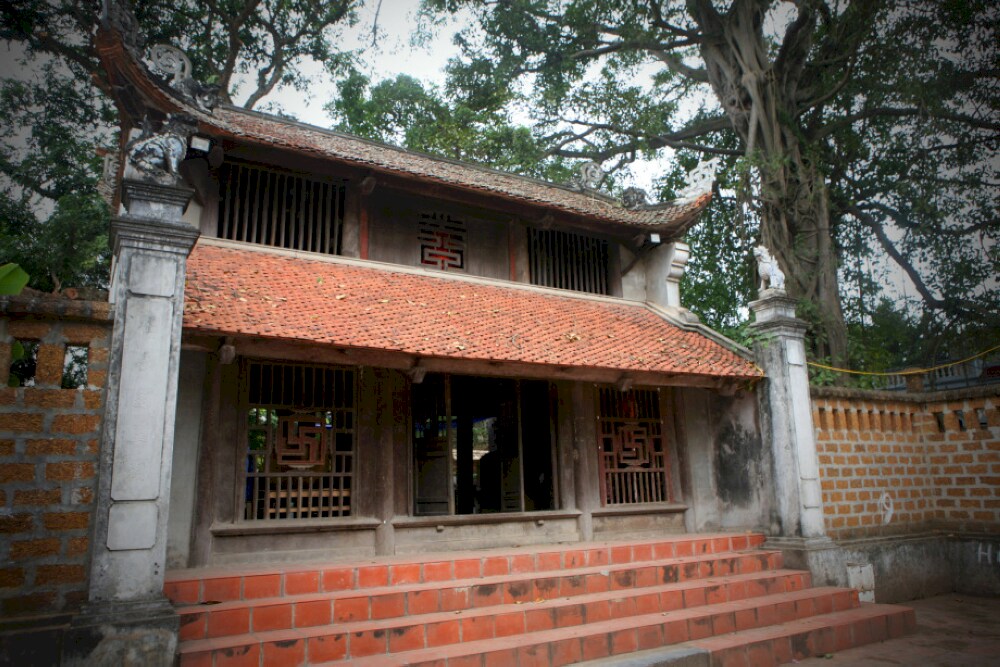 The pagoda is nestled among rice fields with over 280 ancient Buddha statues